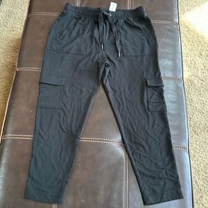 Womens Medium Casual knit cropped black pull on pant. Drawstring waist. NWT